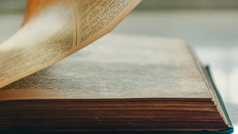 Aufgeschlagenes altes Buch mit vergilbten Seiten in Nahaufnahme