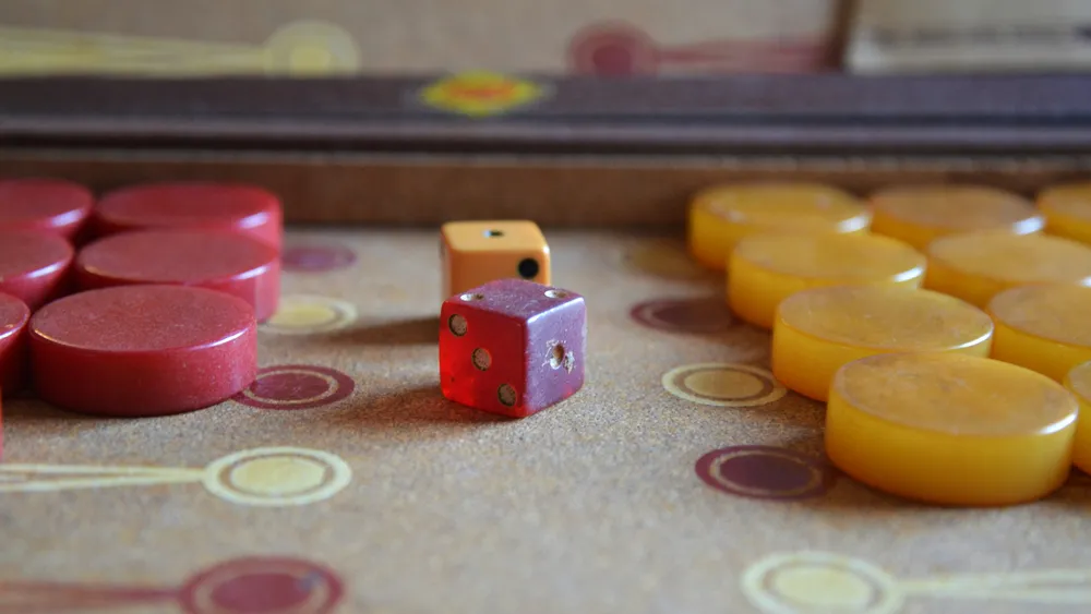 Nahaufnahme von Backgammon-Spielsteinen und Würfeln