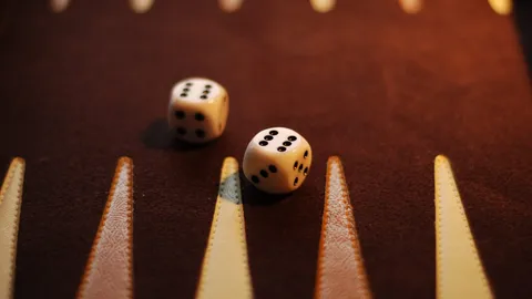 Backgammon-Brett mit Würfeln in Nahaufnahme