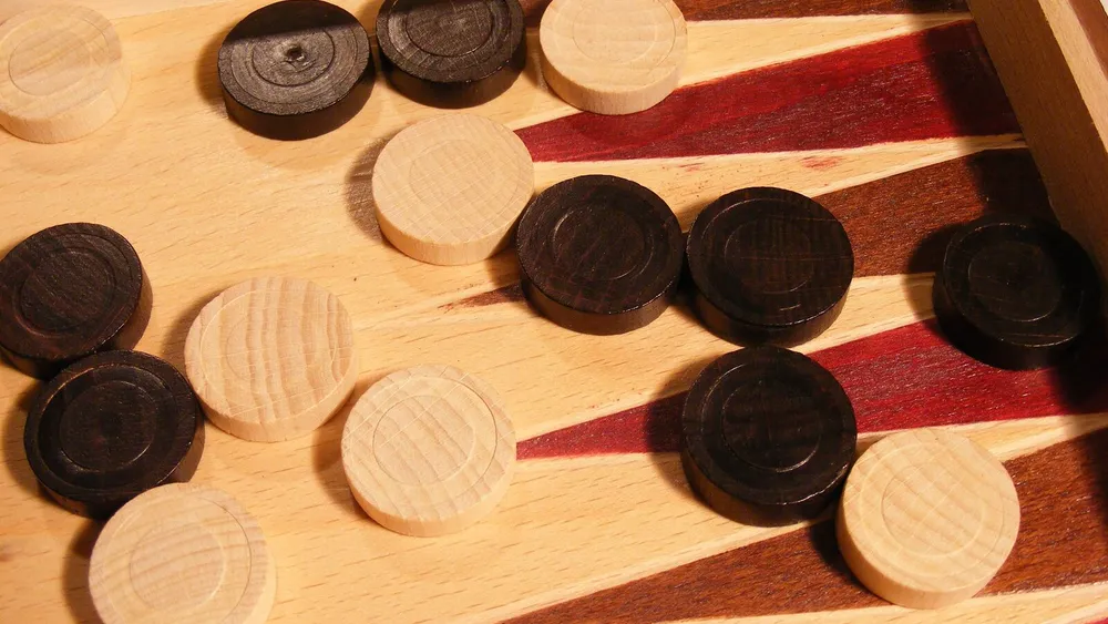 Backgammon-Spielsteine in Nahaufnahme