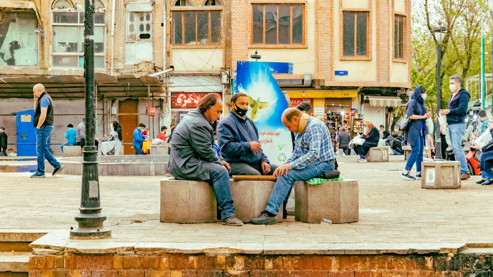 Männer spielen Backgammon auf einem öffentlichen Platz