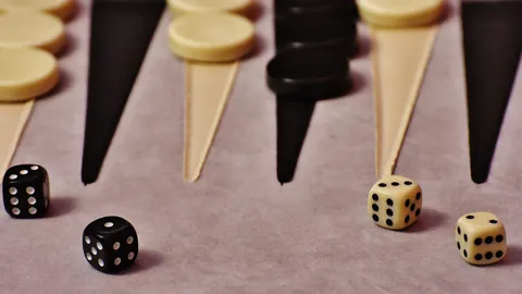 Backgammon-Würfel und Spielsteine in Nahaufnahme