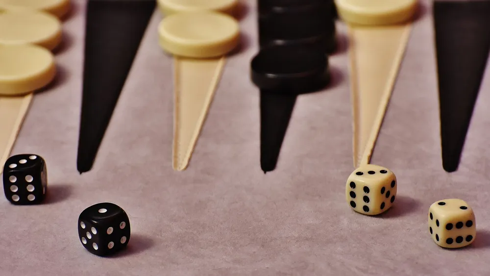 Backgammon-Würfel und Spielsteine in Nahaufnahme