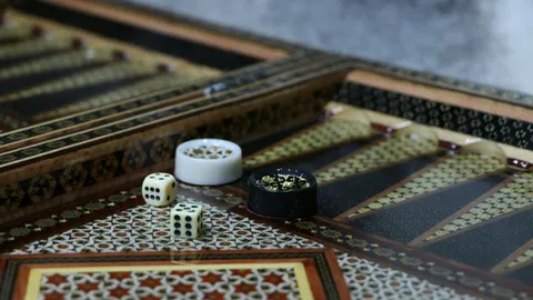 Elegante tablero de backgammon con taracea y cubiletes de dados
