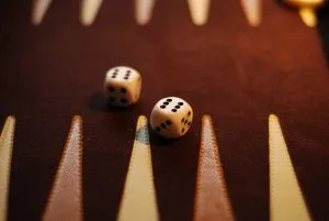 Online Backgammon gegen echte Gegner spielen