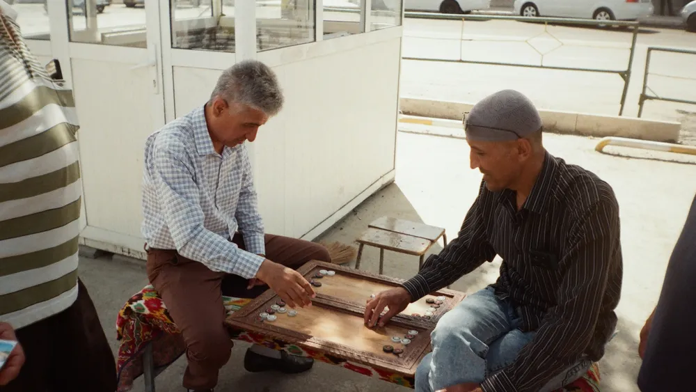 Dos hombres en una partida seria de backgammon